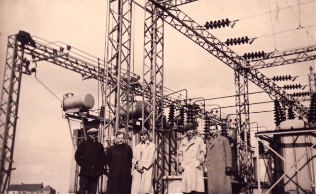 Zelf een stroomcentrale in mekaar steken, tot daar aan toe, maar de heren konden hun levering van 218 volt nergens kwijt. Débacle!